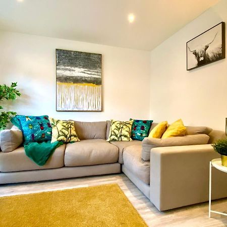 Beach Haven: Stylish 2-Bedroom Near Bournemouth's Best Shore Exterior photo