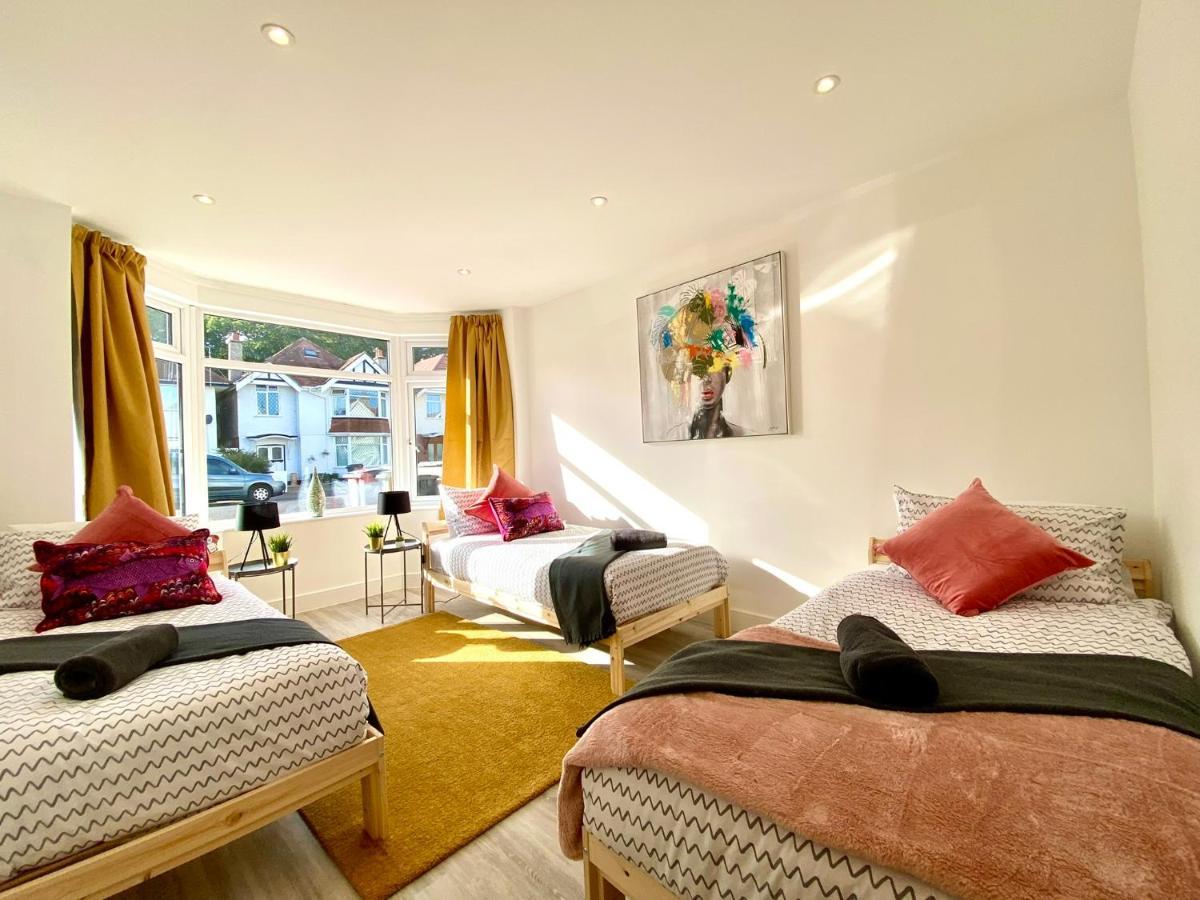 Beach Haven: Stylish 2-Bedroom Near Bournemouth's Best Shore Exterior photo