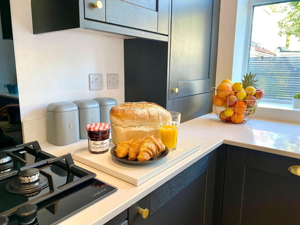 Beach Haven: Stylish 2-Bedroom Near Bournemouth's Best Shore Exterior photo